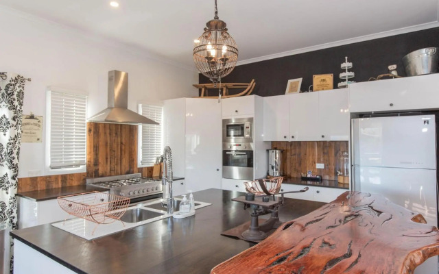 Oak & Barrel / 7 Twynam Street