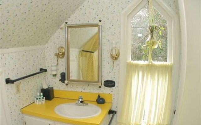 Gelinas Manor Victorian Bed and Breakfast