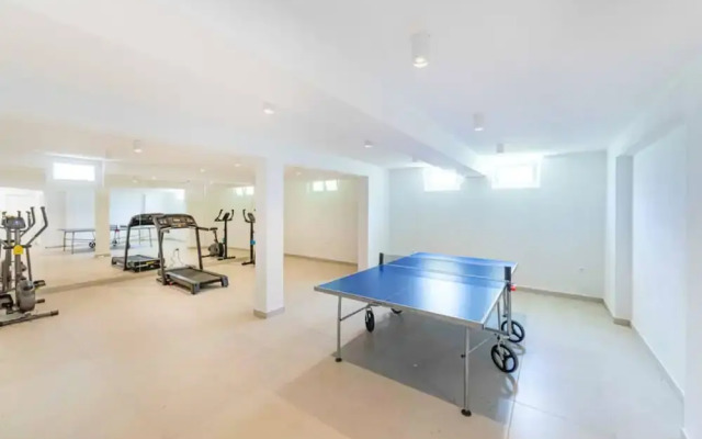 Expansive Retreat With Private Pool & Bbq, Near the Beach