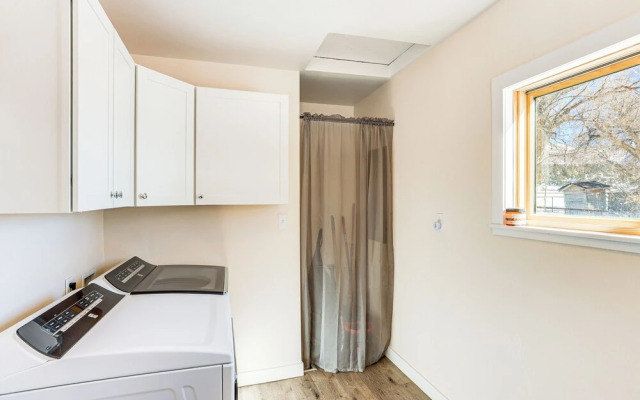 Patio & Mountain Views: Farmhouse in Mancos!