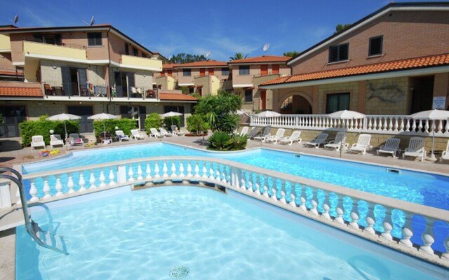 Apartment with Pool near Sea