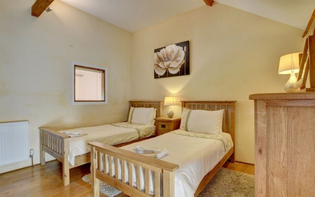 Lovely Apartment in Converted, Stone Barn Located in Tiverton
