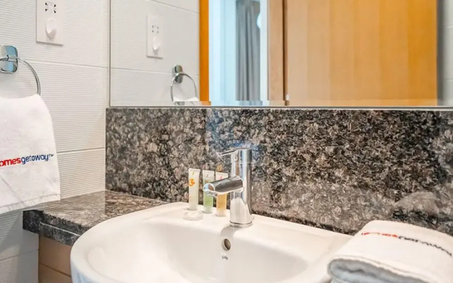 Homesgetaway-Cozy 1BR Bay Square Bldg. 9