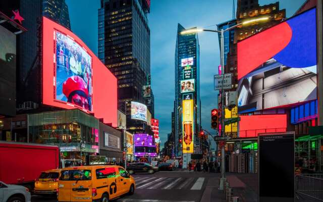 La Quinta Inn & Suites by Wyndham Times Square South