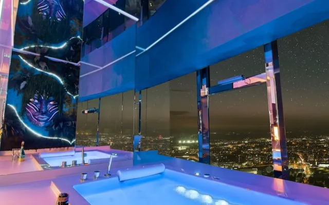 Apartments in Sky Tower with Bathtub near the window