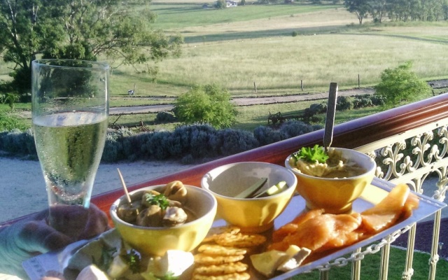 R on the Downs BnB & Spa Cottages – Meal – Yangan