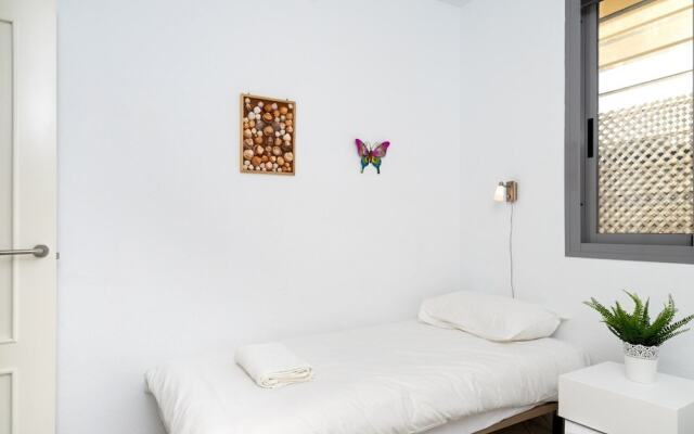 2BR  Apartment with Sea View, Gym and Pool Ref 129