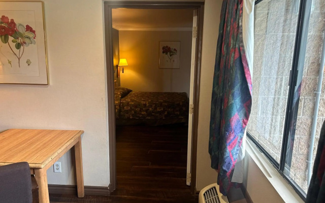 Palm Inn Hotel near Tyler Mall Riverside