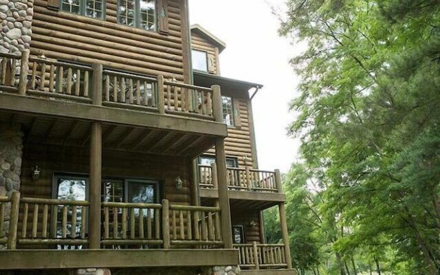 Log Gables - Lake Front