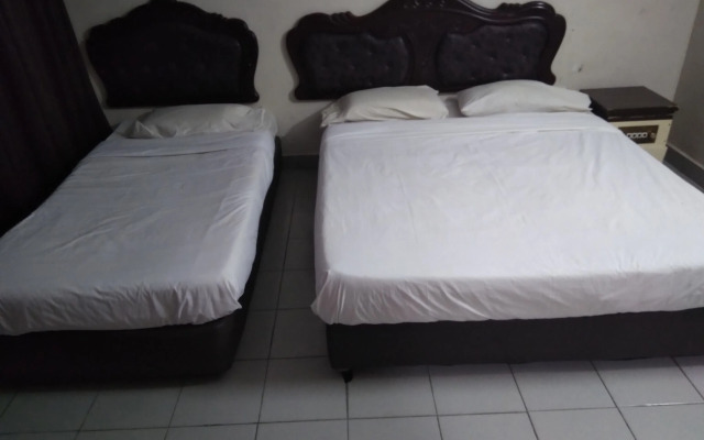 OYO 90376 Centre Point Hotel