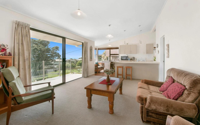 Sweeping Sea Views - Waihi Holiday Home