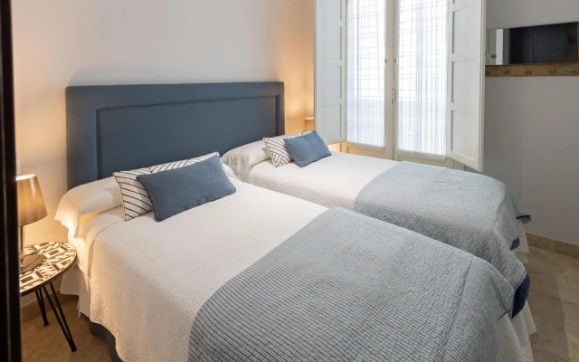 Alkazar Gardens Old Town 6 pax