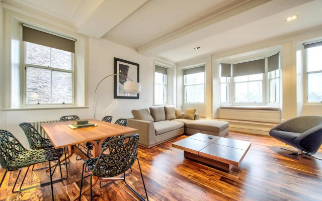 Sumptuous 2BR Apt Next To Edinburgh Castle!