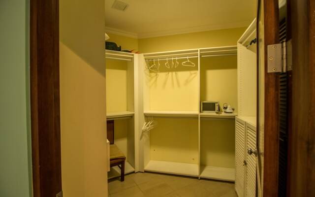 Macaws Ocean Club #8 - 2 Br Condo