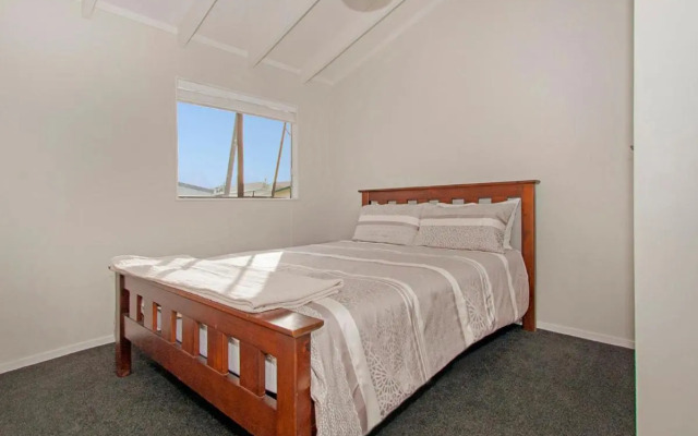 Beach Central - Whangamata Holiday Home
