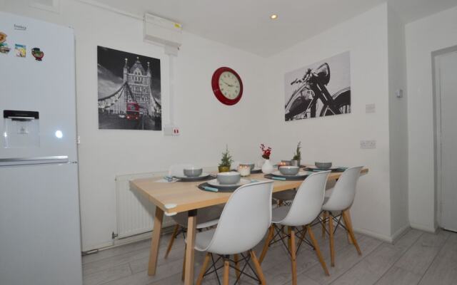 Charming 5-bed House in City Center and Car Park