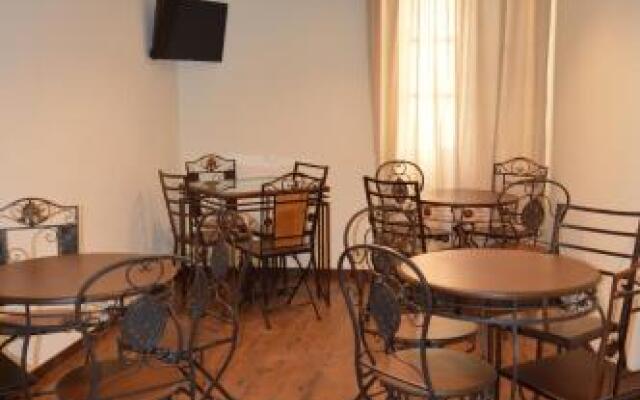 Athinas Street Inn