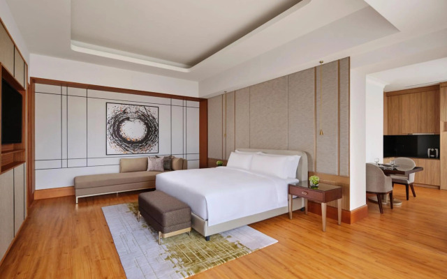 The Ritz-Carlton Jakarta, Mega Kuningan
