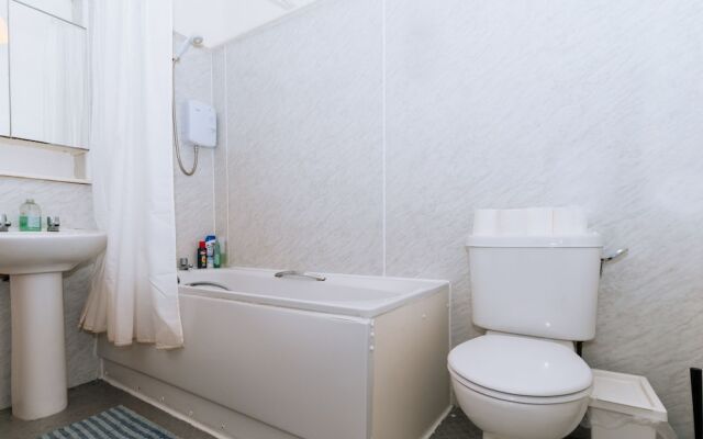 Spacious 4 Bedroom Apartment Near The Meadows/old Town