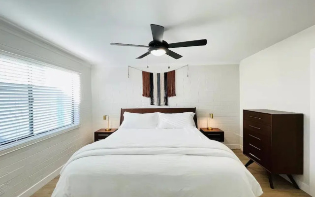 Walkable OTS Mid Century Condo-Pool