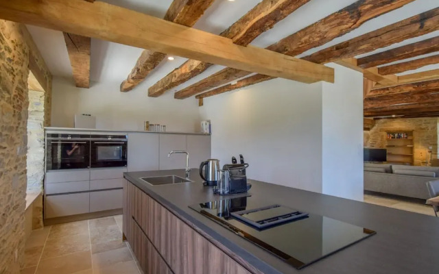 Hilltop Cottage With Pool