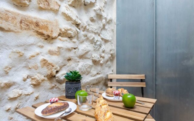 Modern Apartment in City Center for up to 4 Guests!