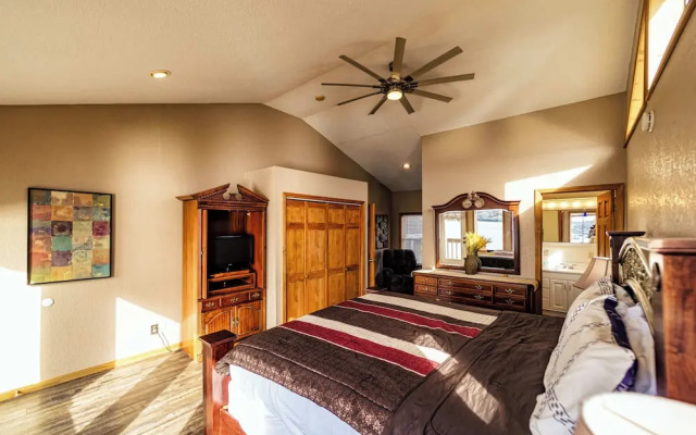 Redbud Retreat Amenity-filled Waterfront Home!