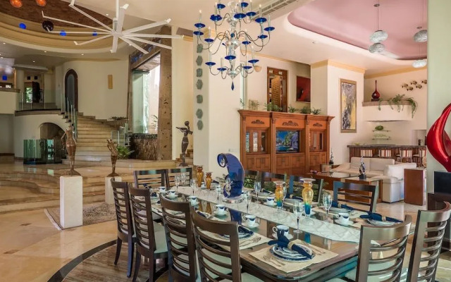 Penthouse With Amazing Views, and Luxury Throughout