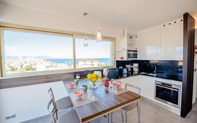 High Standing with Incredible Old Antibes and Sea views