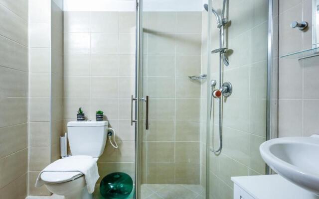 Beautiful 2BD Apt with Balcony by Sea N' Rent