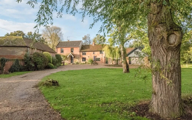 Red House Farm, East Green