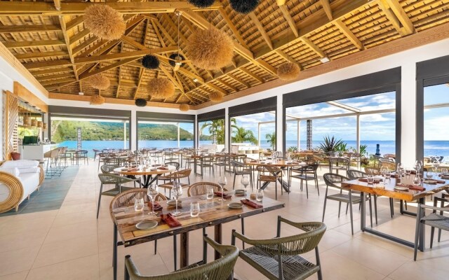 Cook's Bay Hotel and Suites