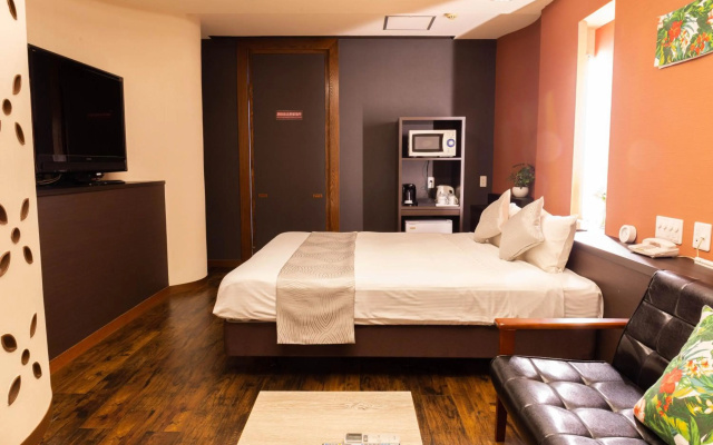 Naminoue Crystal Hotel – Guest Rooms – Naha