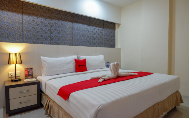 RedDoorz Plus near Hotel Benua Kendari