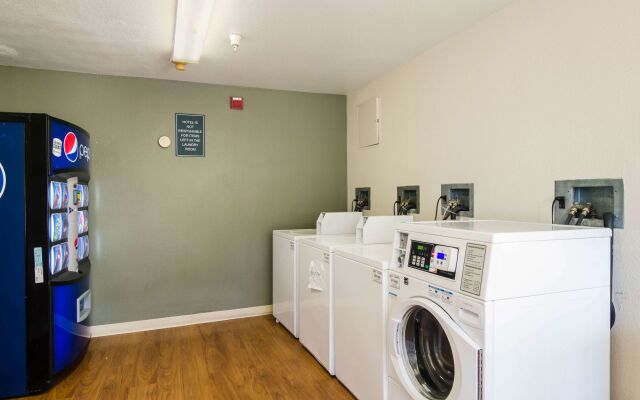 HomeTowne Studios by Red Roof Denver - Thornton