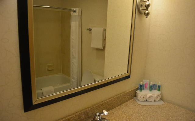 Holiday Inn Express & Suites Lancaster by IHG