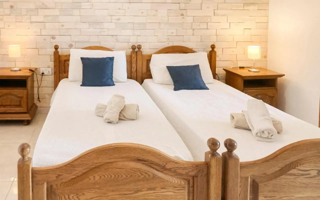 XL Central Home - Sleeps 10 people