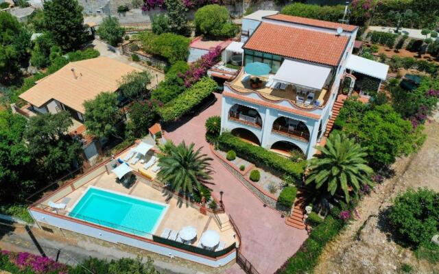 Villa del Golfo Urio with swimming pool shared by the two apartments