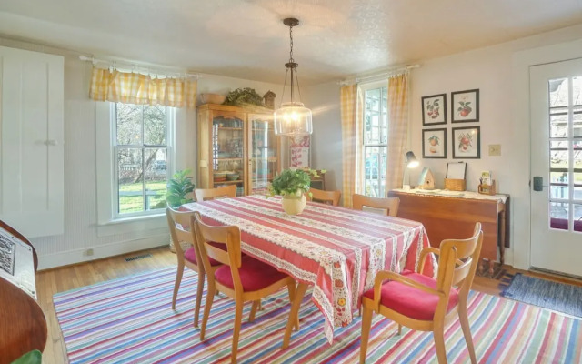 'the Porch House' Located in Historic Village