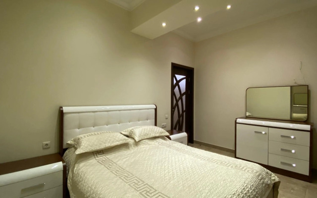 Teryan street 3 bedrooms Luxury and Unique apartment TT777