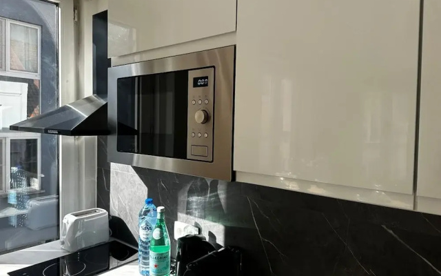 Modern 1BR plus LR Apt Near Gravensteen