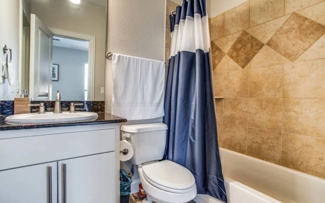 Stunning Oak Lawn Townhouse Close to everything