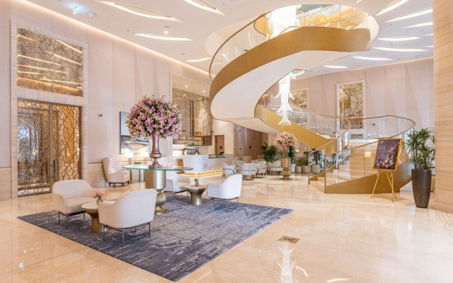 Ultra Luxury Palm Tower with Shared Hotel Facilities