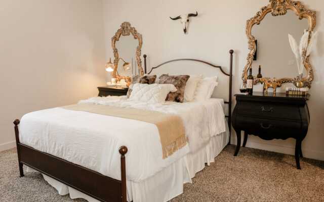 HOLT - Modern, Newly Renovated 2BR in Willits Town Center