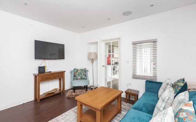 "Sunny Terrace, 3bed House In Maidstone"