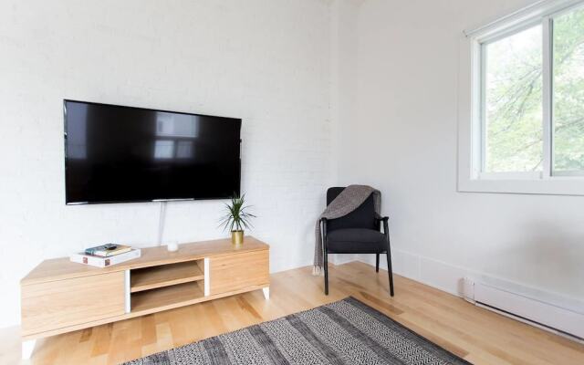 Stylish & Unique 3 Bdr Flat With Parking!