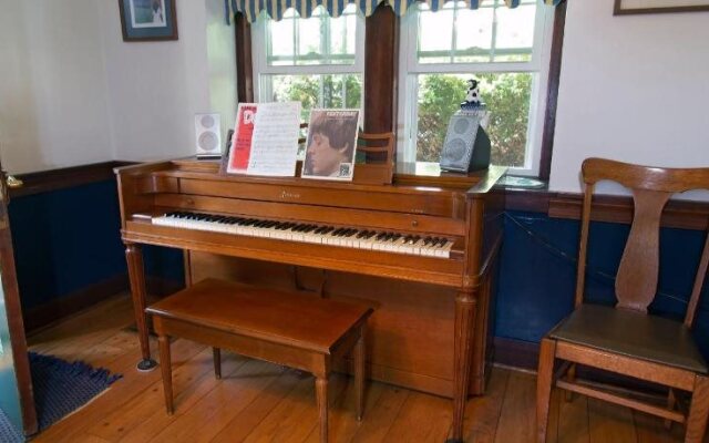 The Artist's Inn and Gallery