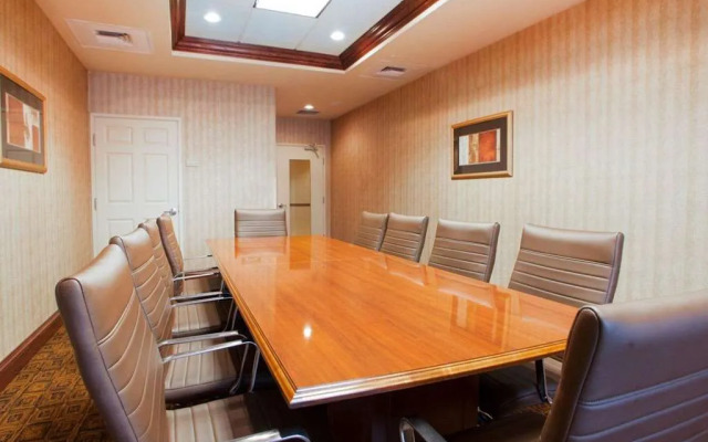 Holiday Inn Express And Suites Milwaukee Nw Park Place by IHG