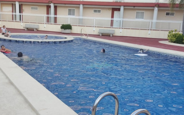 Apartamento con terraza y piscina