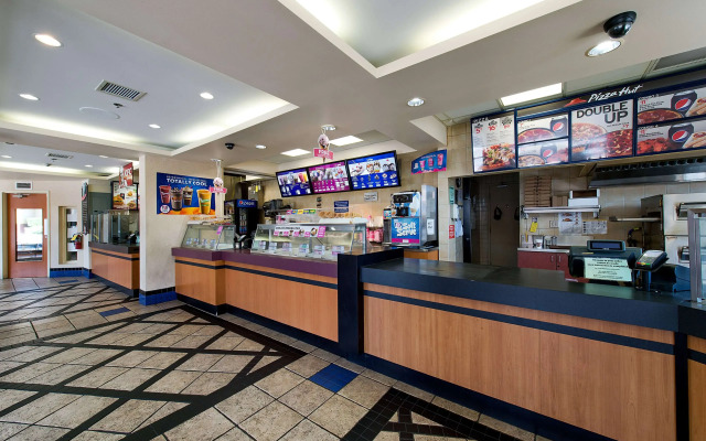 Howard Johnson Plaza by Wyndham by the Falls Niagara Falls